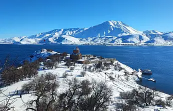 Akdamar Adası beyaz gelinliğini giydi