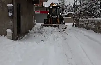 Akköprü Mahallesi'nde kar temizleme çalışması