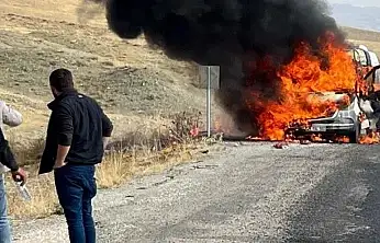 Alev alan minibüs kullanılmaz hale geldi