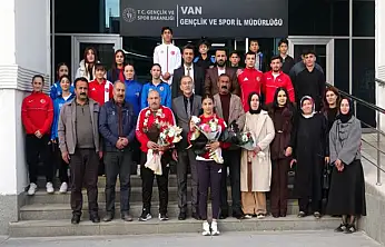 Altın madalyalı boksör Evin Erginoğuz çiçeklerle karşılandı