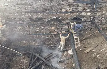 Bahçesaray'da odunluk yangını korkuttu