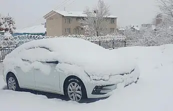 Başkale'de araçlar kara gömüldü