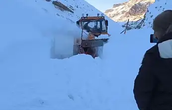 Başkale'de çığ nedeniyle kapanan yol ulaşıma açıldı