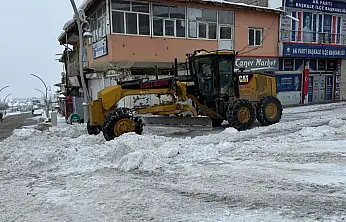 Başkale'de kar temizleme çalışmaları sürüyor