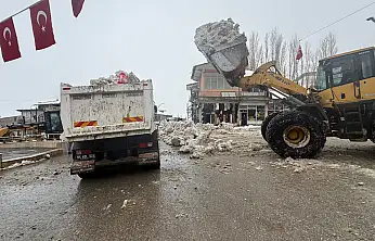 Başkale'de kar yığınları ilçe dışına taşınıyor