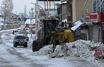 Başkale'de karla mücadele çalışmaları sürüyor