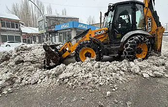 Başkale'de karla mücadele ekipleri sahada