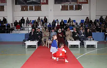 Başkale'de miniklerden Cumhuriyet temalı gösteri