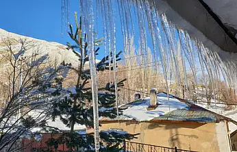 Başkale'de soğuk hava çatıları dondurdu