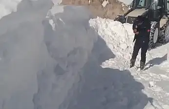 Başkale'de ulaşım için karla mücadele