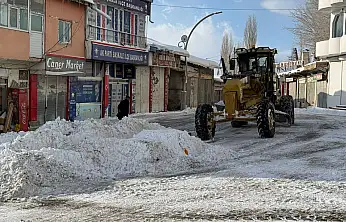 Başkale'de yoğun kar mesaisi