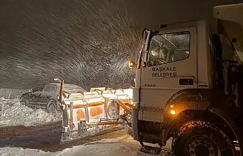 Başkale'de yoldan çıkan otomobil kara saplandı