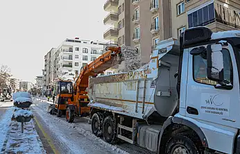 Büyükşehir Belediyesi caddeleri kardan temizliyor