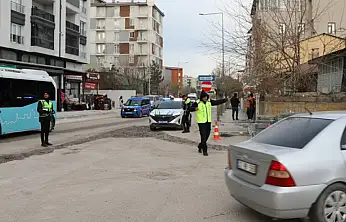 Büyükşehir Belediyesi ekipleri trafiği rahatlatacak tek yön düzenlemesi için sahada