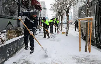 Büyükşehir Belediyesi'nden kent merkezinde karla mücadele mesaisi