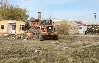 Büyükşehir'den, yıkım ve yol genişletme çalışması