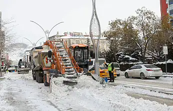 Büyükşehir'in karla mücadele çalışmaları sürüyor