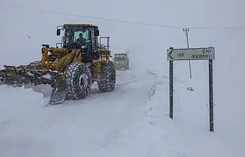 Büyükşehir kırsalda zorlu şartlarda karla mücadele ediyor