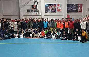 Çaldıran'da öğrenciler kış şartlarına rağmen sporla buluşuyor