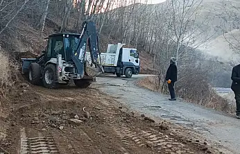 Çatak Belediyesi Alacayer Mahallesi yolunu genişletti