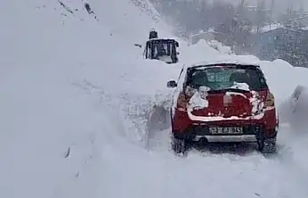 Çatak'ta çığ düştü: Sürücü son anda kurtuldu