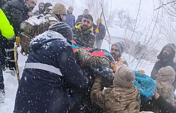 Çatak'ta çığın altında kalan kadın yaşamını yitirdi