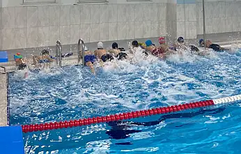 Çatak'ta çocuklar yüzmeyle büyüyor