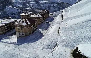 Çatak'ta iki ayrı çığ düştü