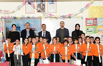 Çatak'ta öğrencilere Dünya ve Türkiye haritası dağıtıldı