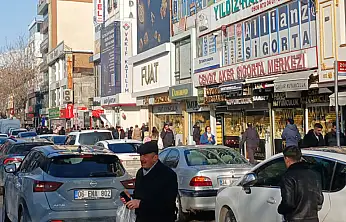 Çatı oluklarının kırık tahliye boruları tehlike saçıyor