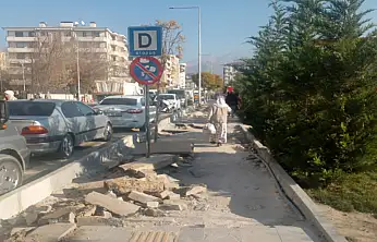Çavuşbaşı Caddesi'ndeki kaldırım çalışmaları yarım kaldı