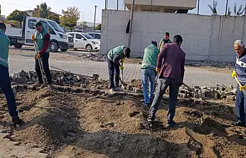Çelebibağı Mahallesi'nde parke taşı döşeme çalışması