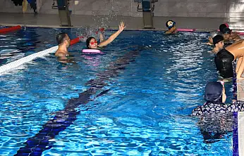 Çocuklara özel yüzme kursları devam ediyor
