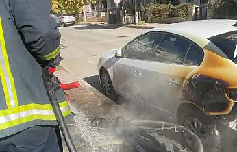 Çöpe atılan yanıcı madde otomobili yaktı