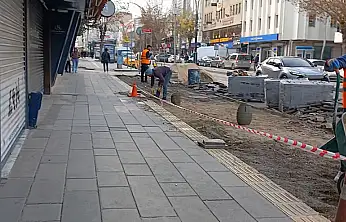 Cumhuriyet Caddesi'ndeki kaldırımlarda bakım-onarım çalışması sürüyor