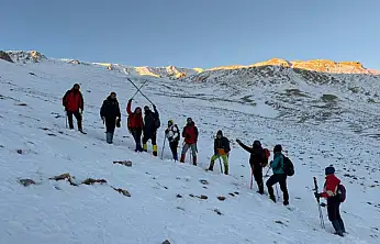 Dağcılardan Öğretmenler Günü'ne özel tırmanış