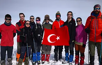 Deprem şehitleri için zirvede anma: Erek Dağı'na anlamlı tırmanış