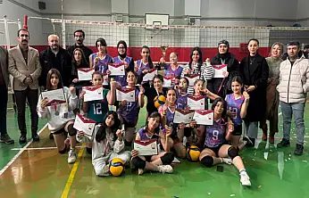 Edremit Belediyesi Midi Kız Voleybol Takımı şampiyon oldu