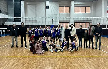 Edremit Belediyesi voleybol takımı namağlup şampiyon oldu