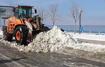 Edremit'te ana arterler ve kaldırımlar kardan arındırıldı