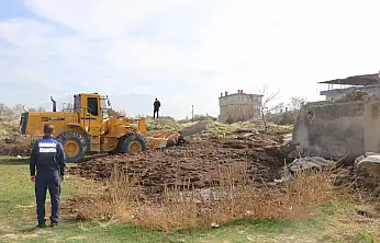 Edremit'te çevreyi kirleten yapılar tek tek yıkılıyor