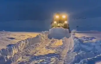 Erciş Belediyesi karla mücadele çalışmalarını sürdürüyor