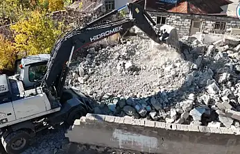 Erciş Belediyesi, metruk binaları yıkıyor