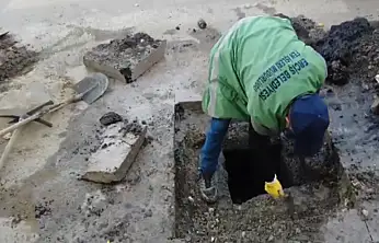 Erciş Belediyesi'nden mazgal ve yağmur suyu ızgaralarına bakım çalışması