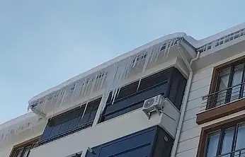 Erciş'te buz sarkıtları tehlike saçıyor