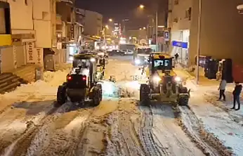 Erciş'te kar temizleme çalışmaları sürüyor