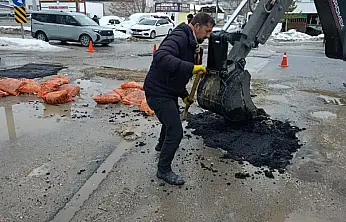 Erciş'te kar temizleme ve asfalt yama çalışmaları sürüyor