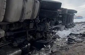 Erciş'te tır şarampole yuvarlandı