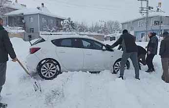 Erciş'te yoğun kar yağışı hayatı felç etti