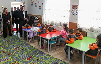 Erdem, öğrencilerin karne sevincine ortak oldu